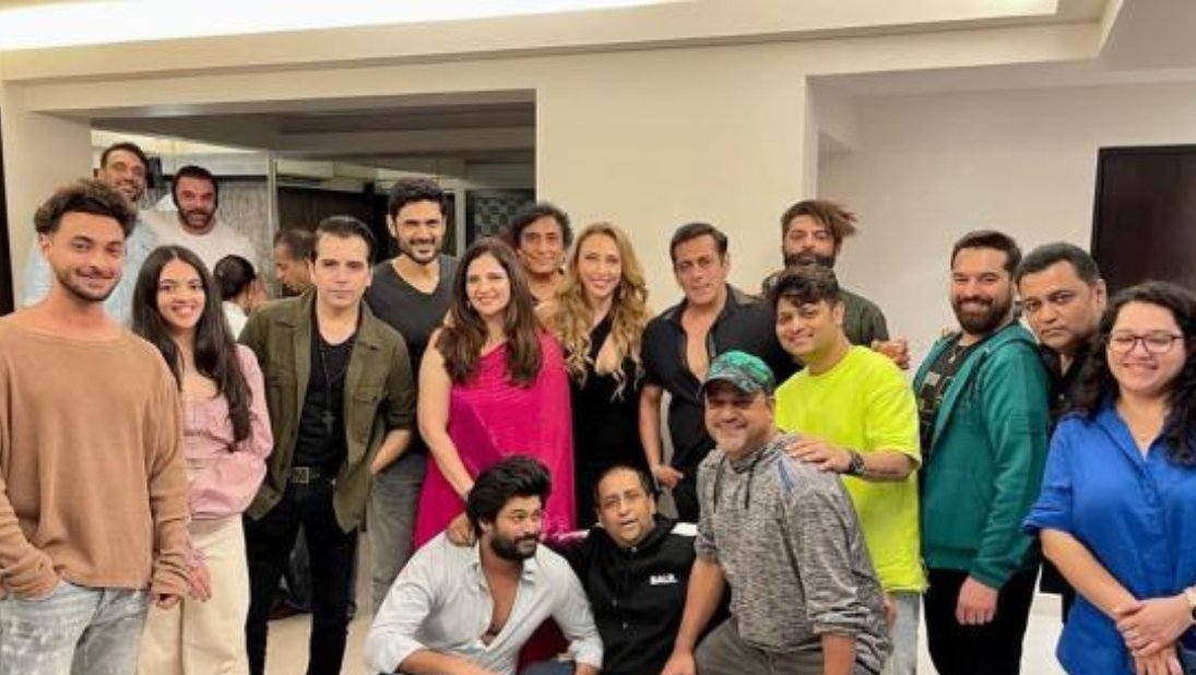 Salman Khan celebrates rumoured GF Iulia Vantur’s birthday; Aayush Sharma, Sohail Khan & others join